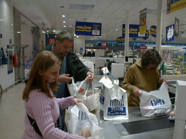Supermarkt in Athlone: Tessy, Stef@n und Christine